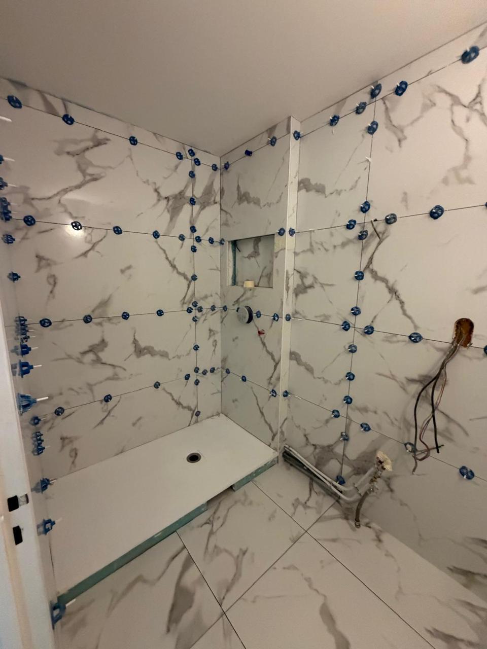 Salle de bain pendant travaux avec pose du carrelage effet marbre