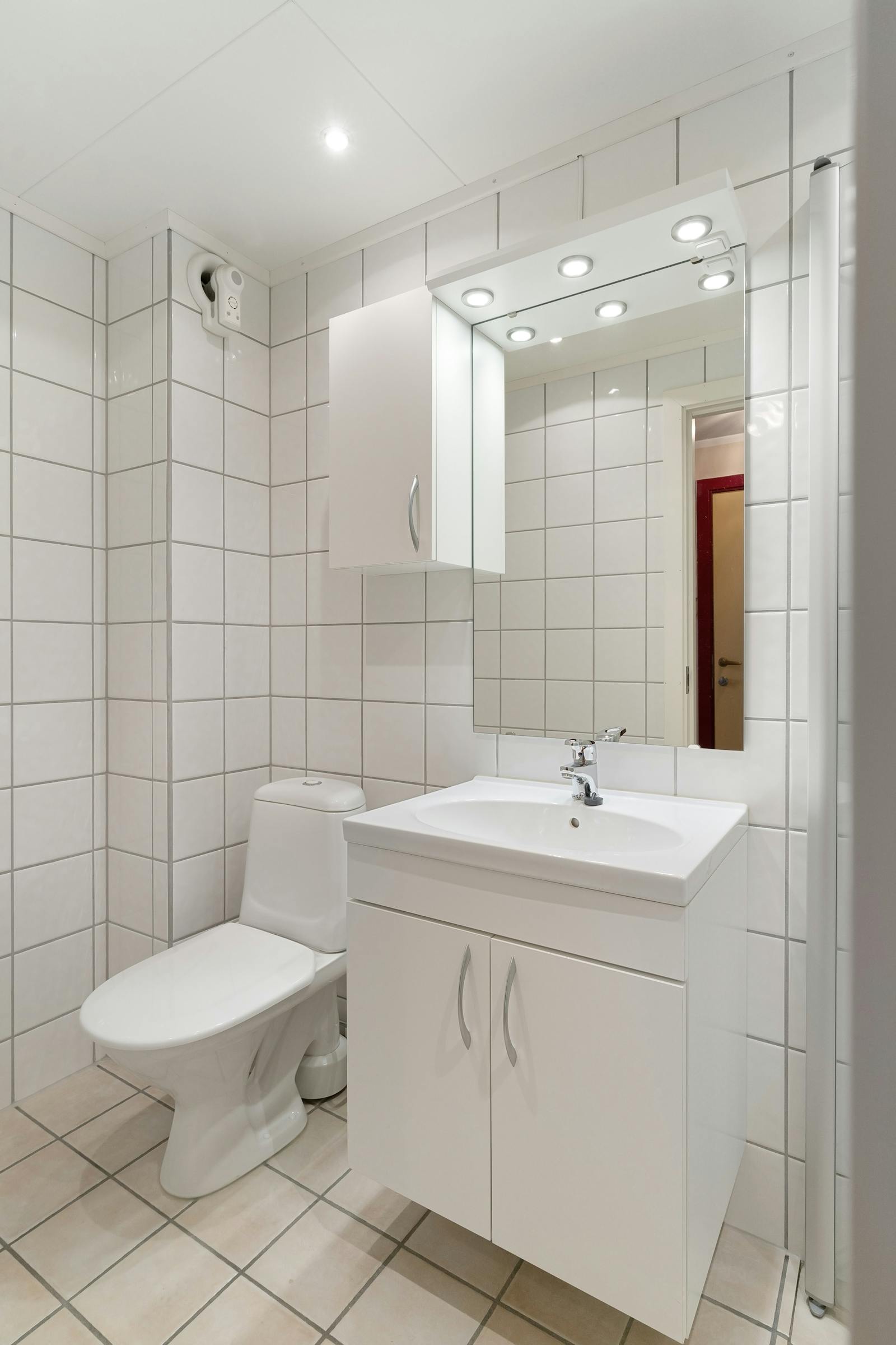 Salle d'eau compacte rénovée avec WC et vasque