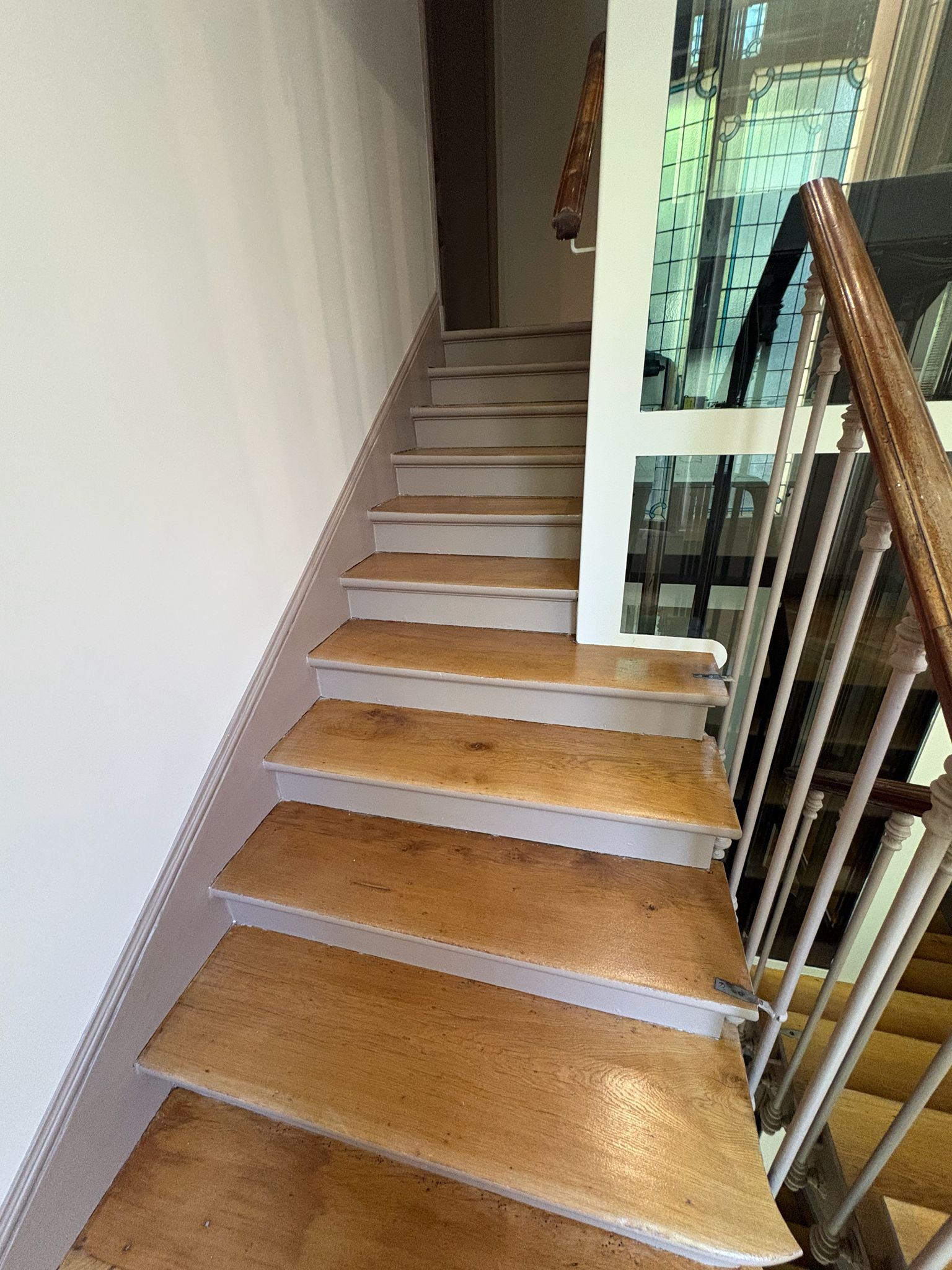 Marches d'escalier rénovées avec finition bois et garde-corps restauré