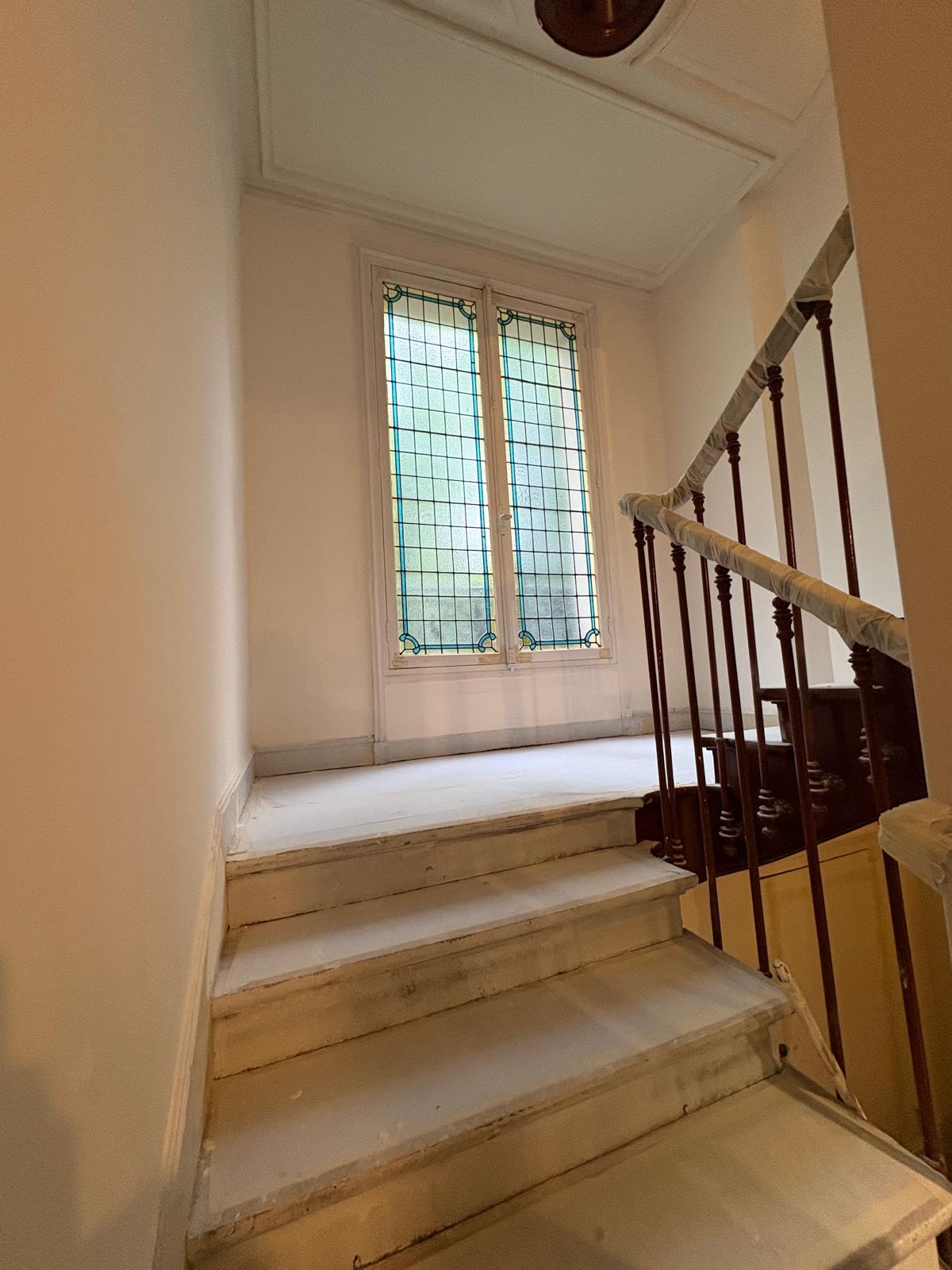 Escalier de copropriété avant rénovation des marches et paliers