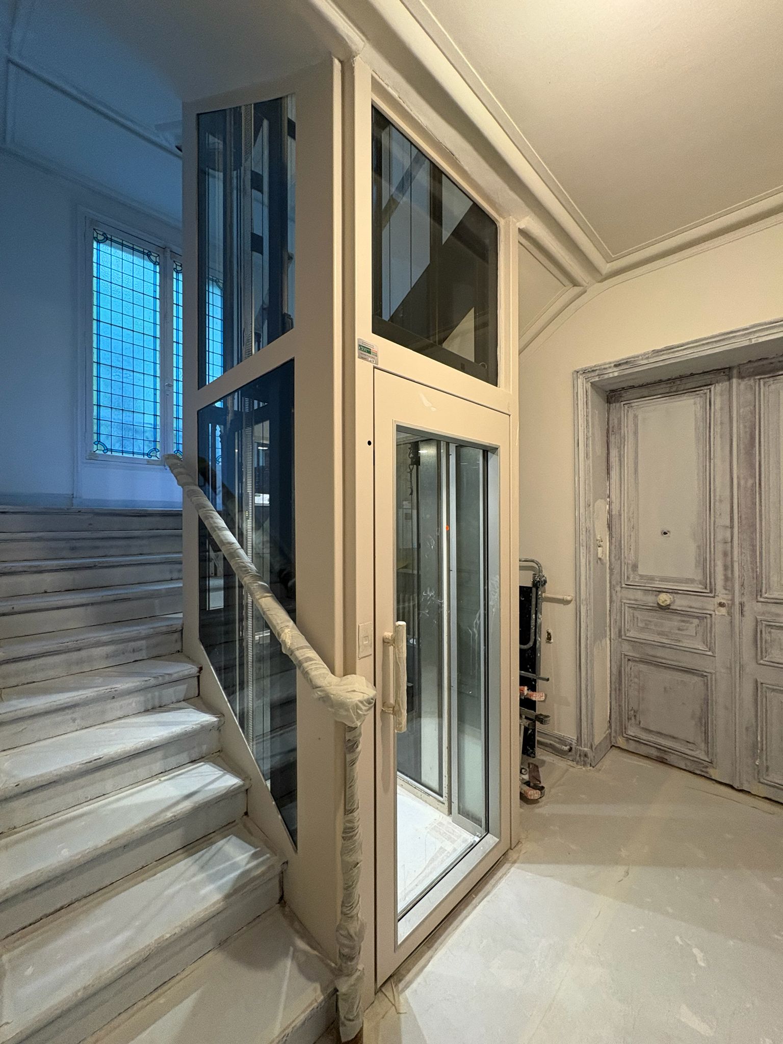 Palier de copropriété avant pose du parquet autour de l'ascenseur